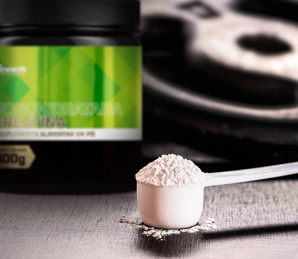 Medidor de creatina da Growth Supplements, com a Creatina Monohidratada no fundo